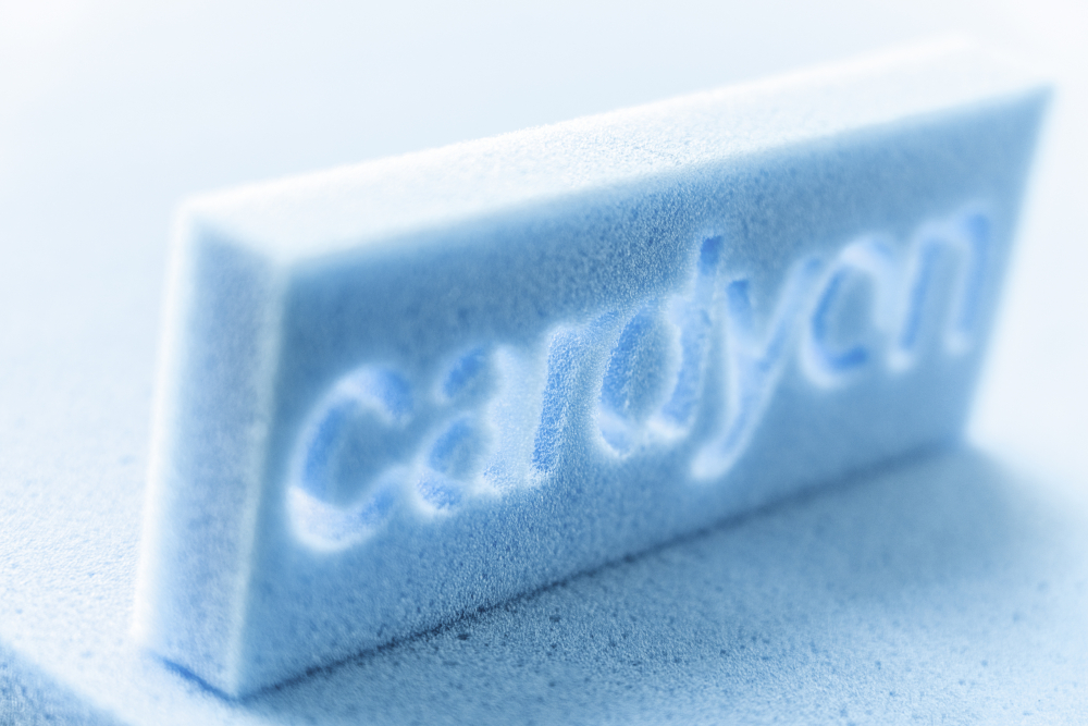cardyon® Schriftzug im Polyurethanschaum