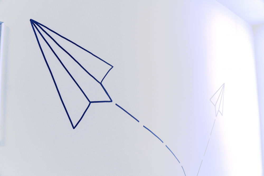 Benachrichtigungen dienen beim Process Mining als Bindeglied zwischen Nutzer und Software – Darstellung als Wand-Icon im Münchener Celonis-Büro.