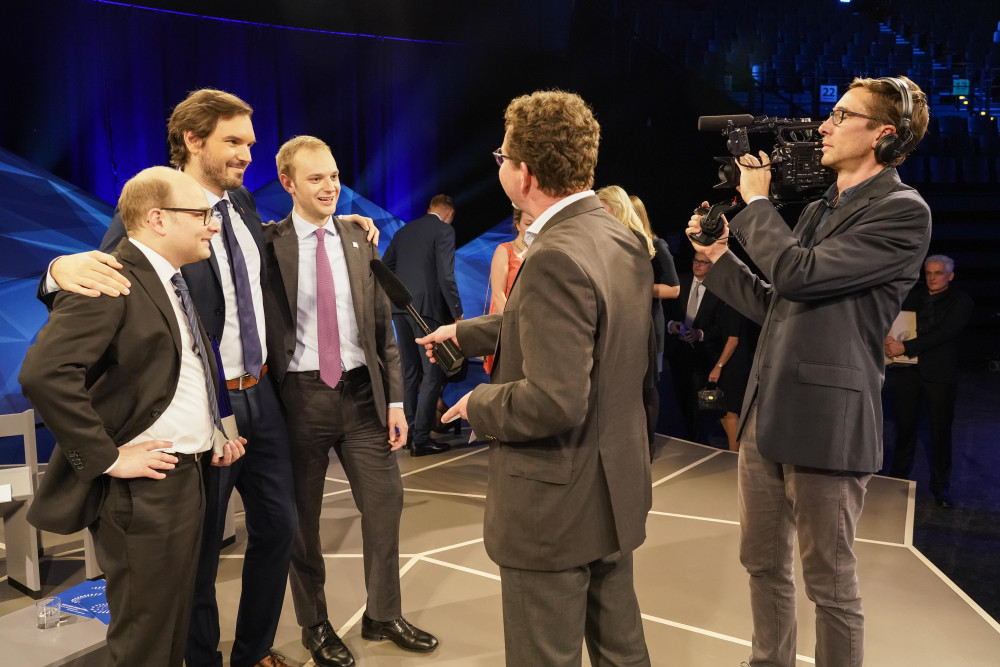 Seitliche Aufnahme der Preisträger 2019 während des Interviews