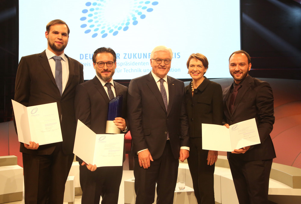 (v.l.n.r.) Dipl.-Inf. (FH) Sven Parusel, Prof. Dr.-Ing. Sami Haddadin, Bundespräsident Frank-Walter Steinmeier und Frau Elke Büdenbender, dr. med. (Univ. Debrecen) Simon Haddadin