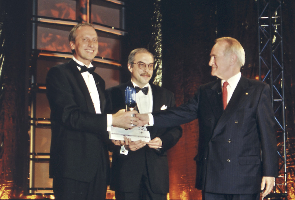 Bundespräsident Johannes Rau mit den Preisträgern Prof. Dr. Peter Gruss und Prof