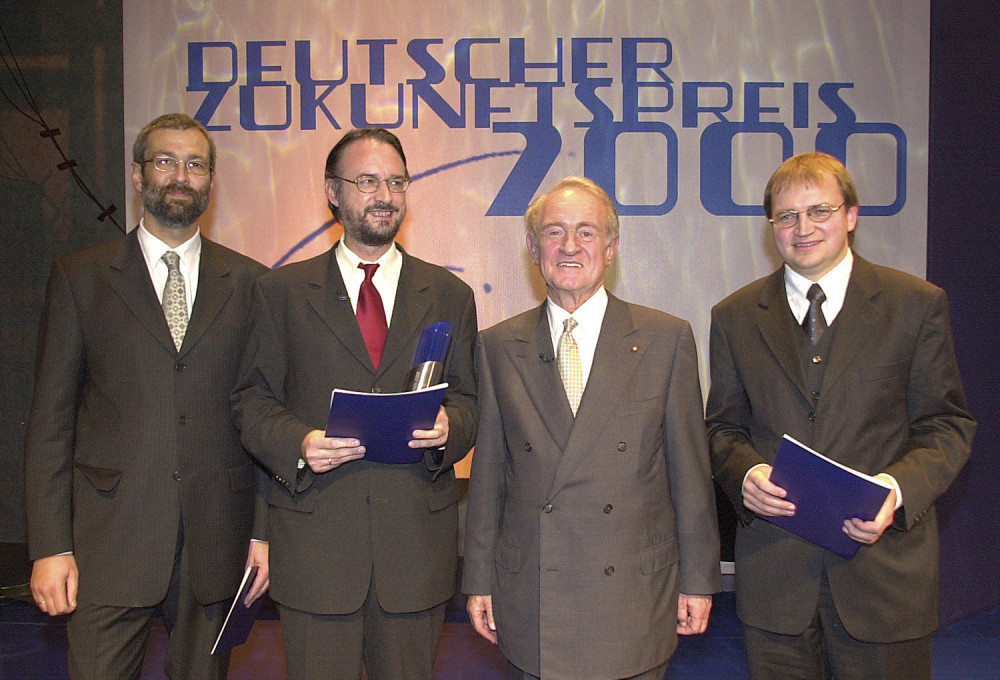 Bundespräsident Johannes Rau mit den Preisträgern Prof. Dr. Karlheinz Brandenbur