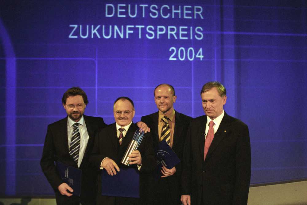 Bundespräsident Horst Köhler (rechts) überreicht den Deutschen Zukunftspreis 200