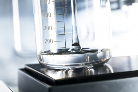 Befüllung eines Becherglases mit CO2-Polyol