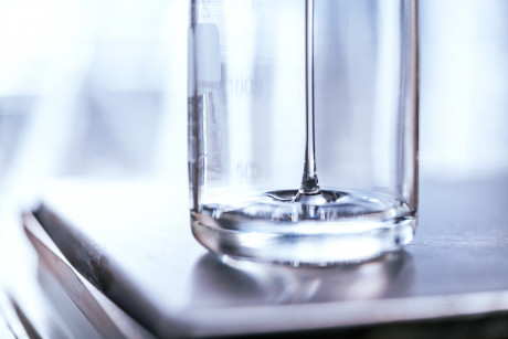 Befüllung eines Becherglases mit CO2-Polyol