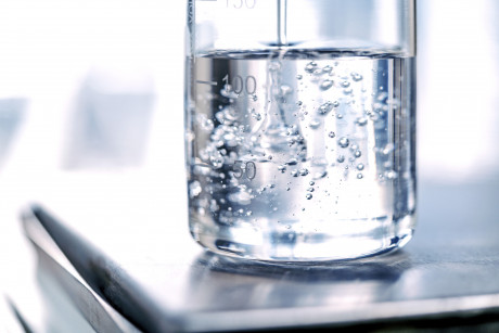 Befüllung eines Becherglases mit CO2-Polyol