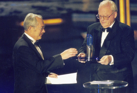 Bundespräsident Roman Herzog mit dem Preisträger Prof. Dr. Peter Grünberg.