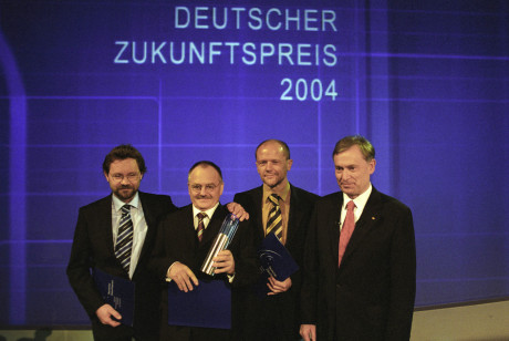 Bundespräsident Horst Köhler (rechts) überreicht den Deutschen Zukunftspreis 200