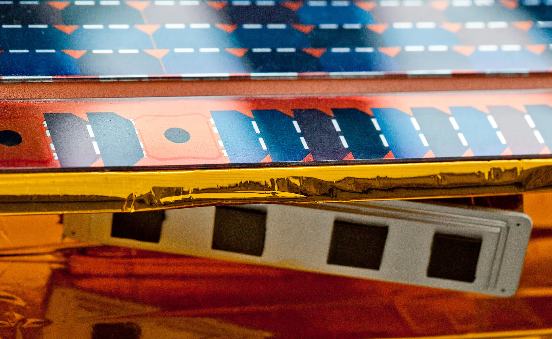 Ein kleiner Detailausschnitt der Solarzellen der TanDEM-X-Satelliten (Modellnachbildung)