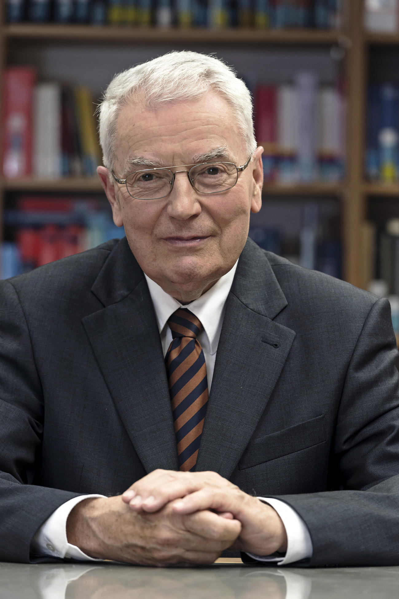 Portraitbild von vorne von Prof. Dr.-Ing. habil. Peter Offermann 