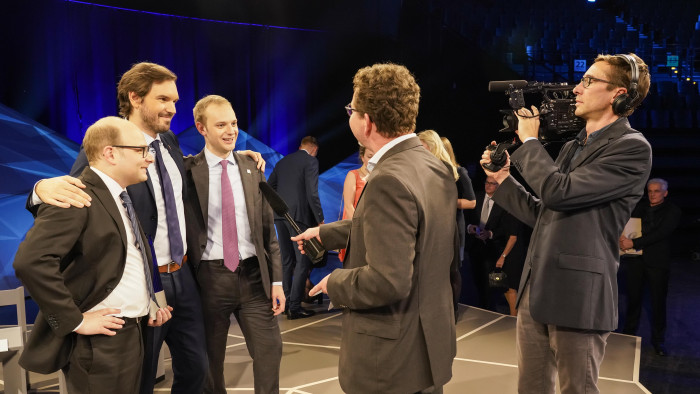 Die Preisträger 2019 Seitliche Aufnahme der Preisträger 2019 während des Interviews