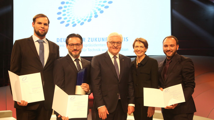 (v.l.n.r.) Dipl.-Inf. (FH) Sven Parusel, Prof. Dr.-Ing. Sami Haddadin, Bundespräsident Frank-Walter Steinmeier und Frau Elke Büdenbender, dr. med. (Univ. Debrecen) Simon Haddadin