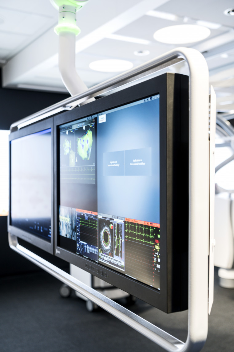 Display eines Angiographie-Systems im Siemens Healthineers Experience Center, Forchheim.