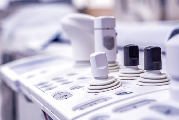 Steuerungseinheit für ein Angiographie-System von Siemens Healthineers am Kepler Universitätsklinikum, Linz.
