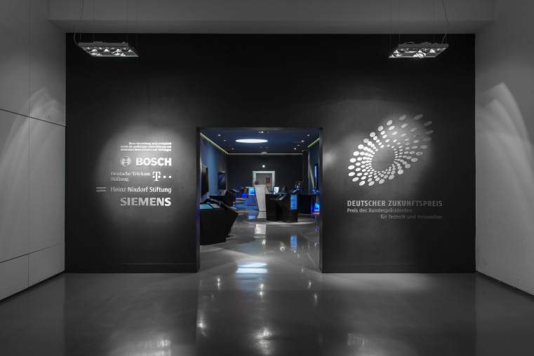 Die Ausstellung zeigt jeweils zehn der mit dem Deutschen Zukunftspreis ausgezeichneten Projekte, der Raum ist von unterschiedlichen Seiten durch zwei gleich gestaltete Eingangsschleusen begehbar.