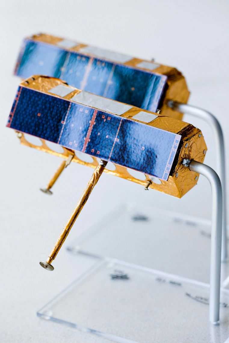 Die beiden Radarsatelliten von TanDEM-X im Modell