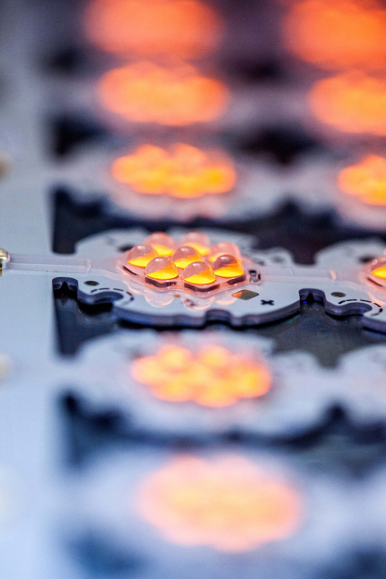 warmweisse LEDs aus der Philips-Produktion mit Leuchtstoffen, die an der LMU entdeckt wurden