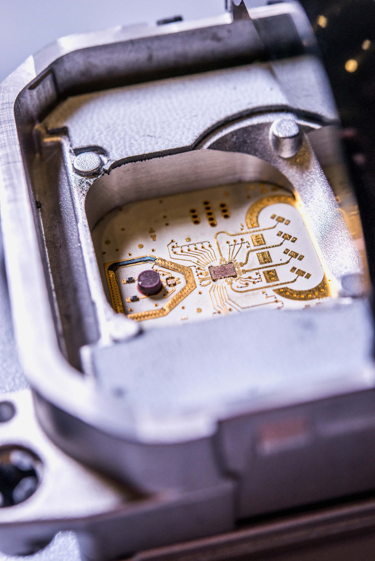 Unverpackter Silizium-Radar-Chip auf Anwendungs-Board