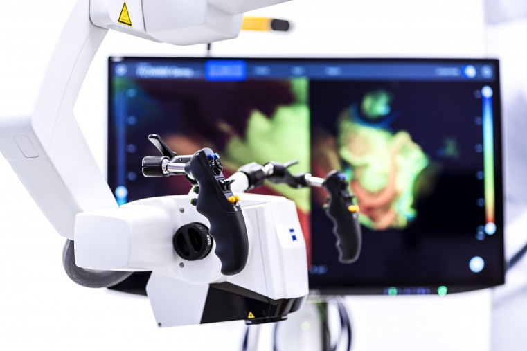 ZEISS KINEVO 900 Kopf in digitalem Set-up (seitlich) – Augmentierung im Hintergrund