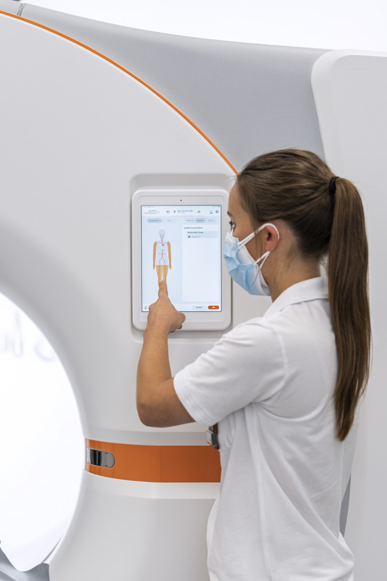 MTRA am Bedienpanel des CT-Scanners