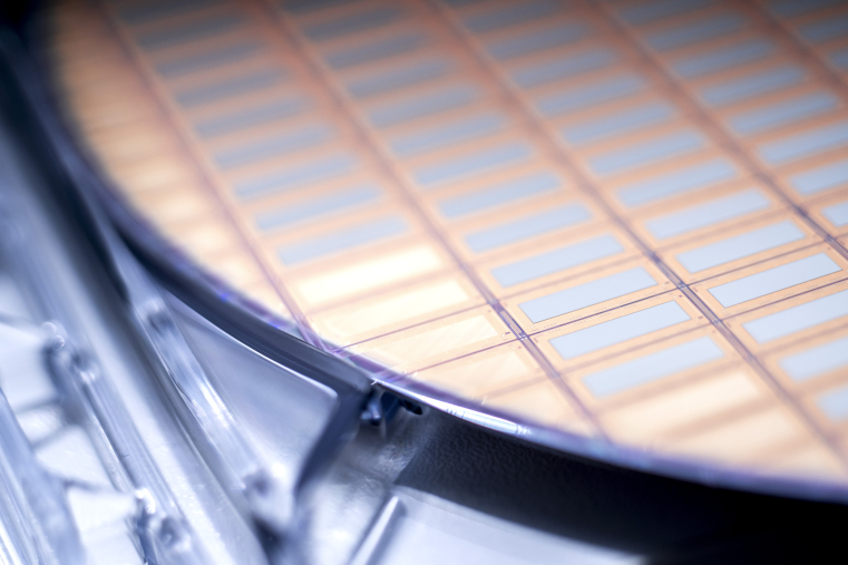 LED array bonded on a silicon wafer
